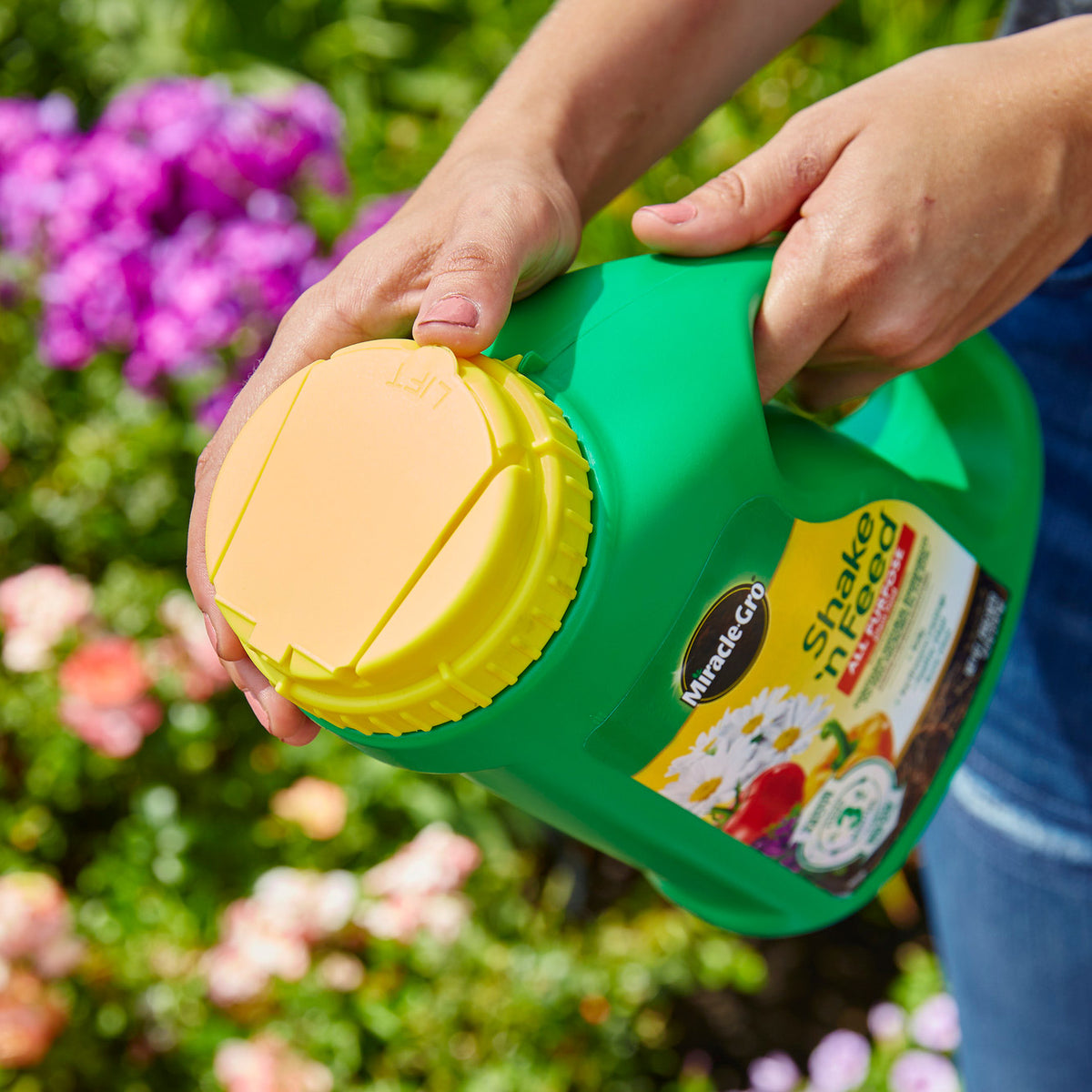MIRACLE-GRO SHAKE-N-FEED 8 LB JUG ALL PURPOSE FERTILIZER