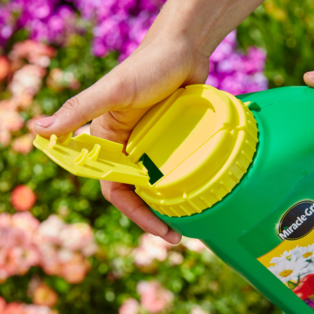 MIRACLE-GRO SHAKE-N-FEED 8 LB JUG ALL PURPOSE FERTILIZER