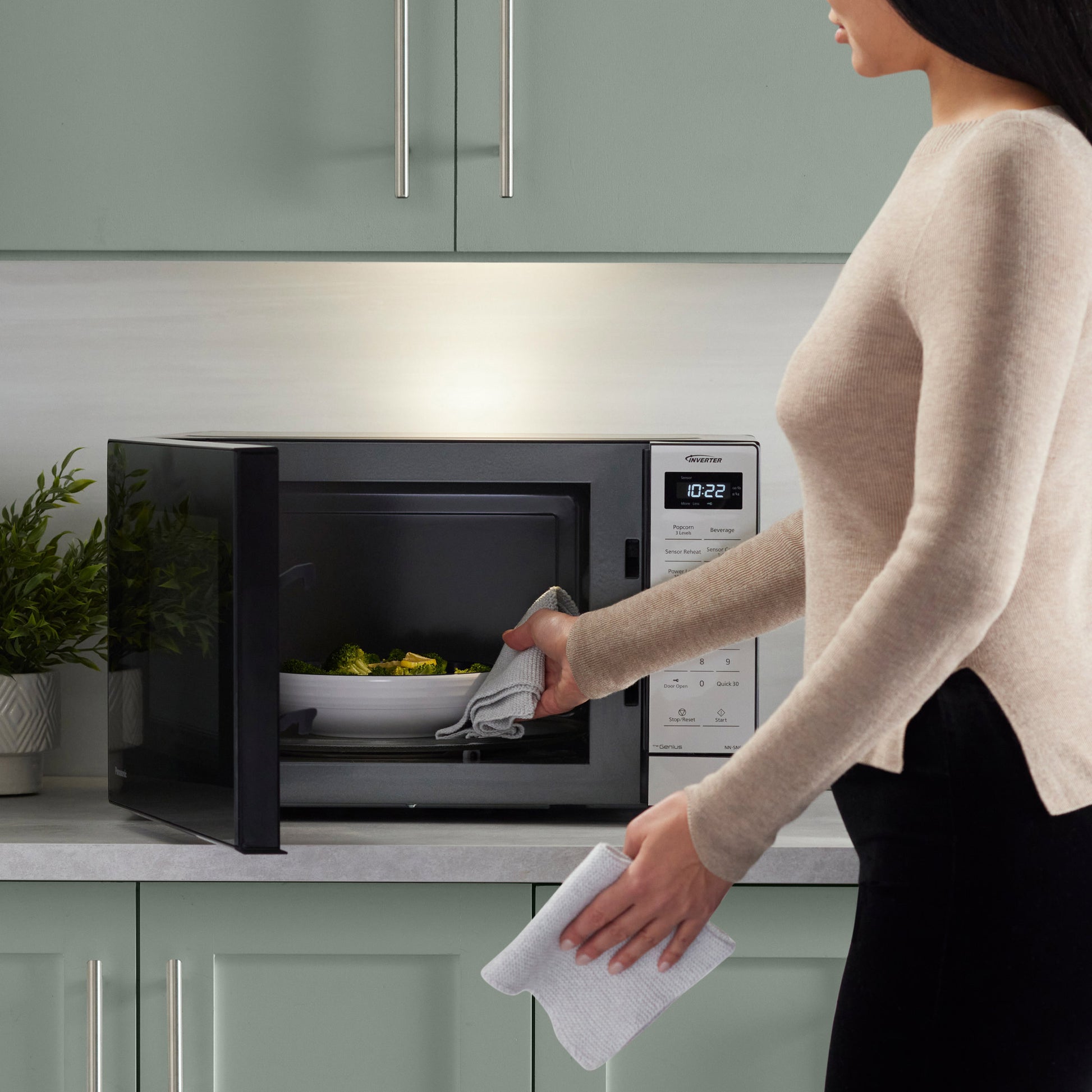 PANASONIC 1.2 CU FT MICROWAVE