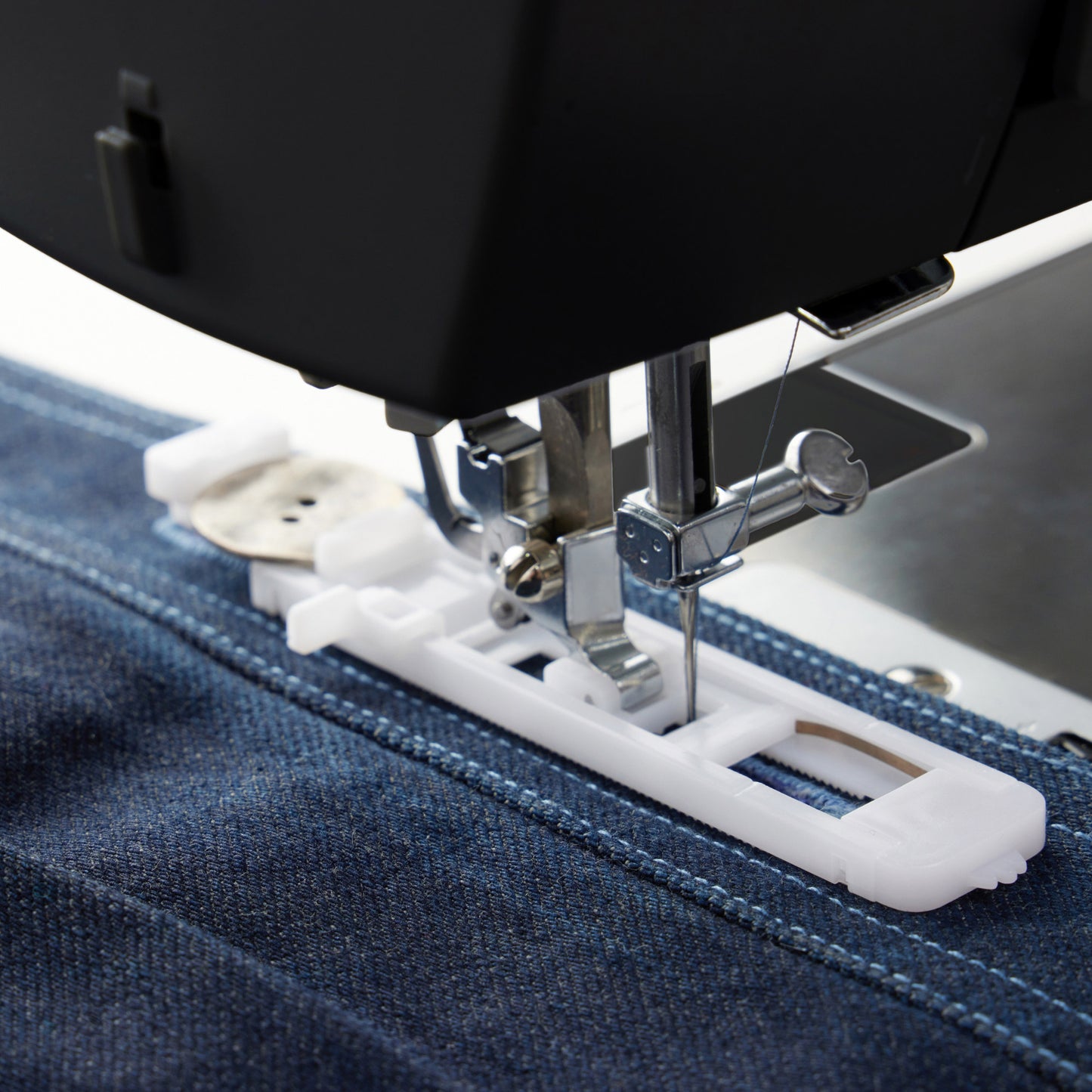 SINGER SEWING MACHINE HD8832 • 110 STITCH APPLICATIONS • BUILT IN NEEDLE THREADER • 32 BUILT IN STITCHES • 1 STEP BUTTONHOLE • 4 PRESSER FEET