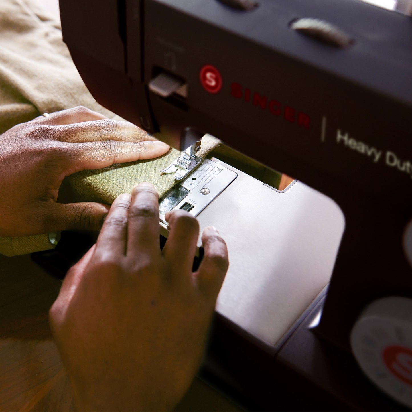 SINGER SEWING MACHINE HD8832 • 110 STITCH APPLICATIONS • BUILT IN NEEDLE THREADER • 32 BUILT IN STITCHES • 1 STEP BUTTONHOLE • 4 PRESSER FEET