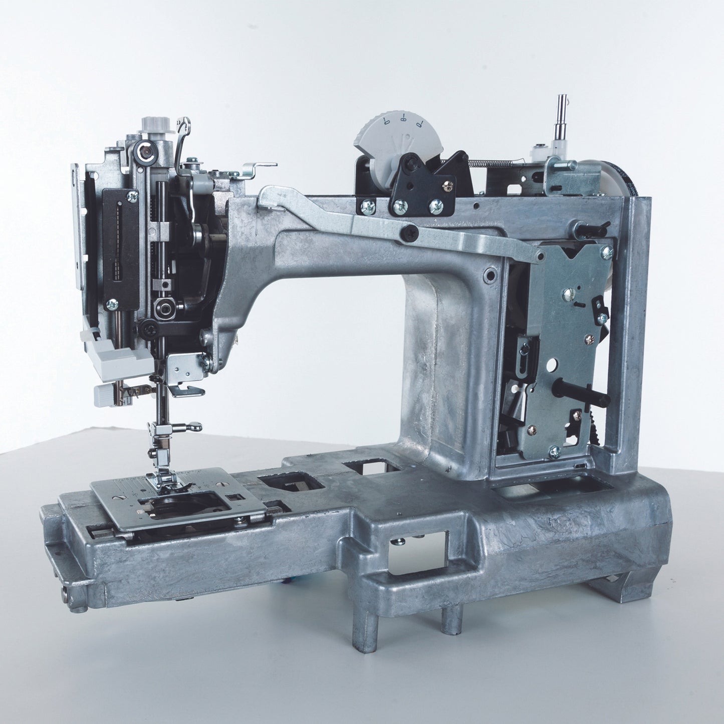 SINGER SEWING MACHINE HD8832 • 110 STITCH APPLICATIONS • BUILT IN NEEDLE THREADER • 32 BUILT IN STITCHES • 1 STEP BUTTONHOLE • 4 PRESSER FEET