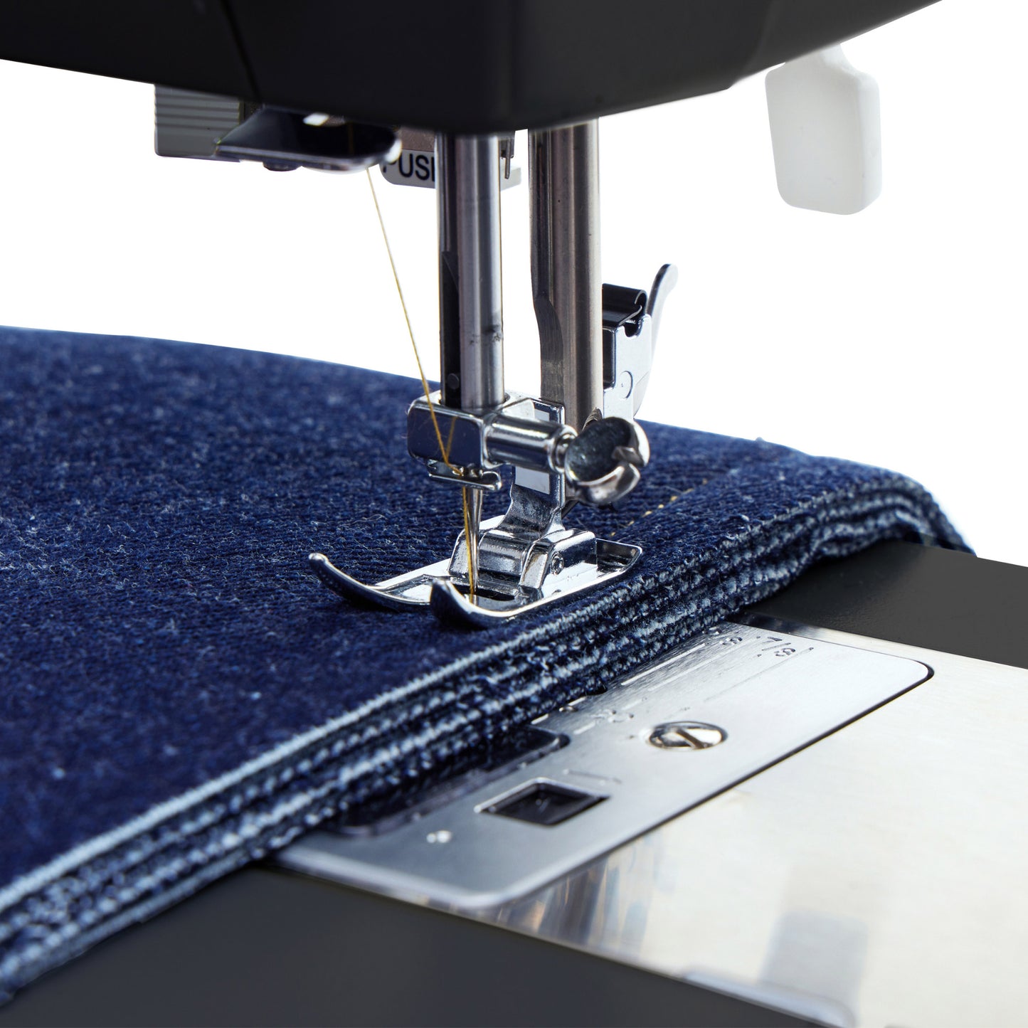 SINGER SEWING MACHINE HD8832 • 110 STITCH APPLICATIONS • BUILT IN NEEDLE THREADER • 32 BUILT IN STITCHES • 1 STEP BUTTONHOLE • 4 PRESSER FEET