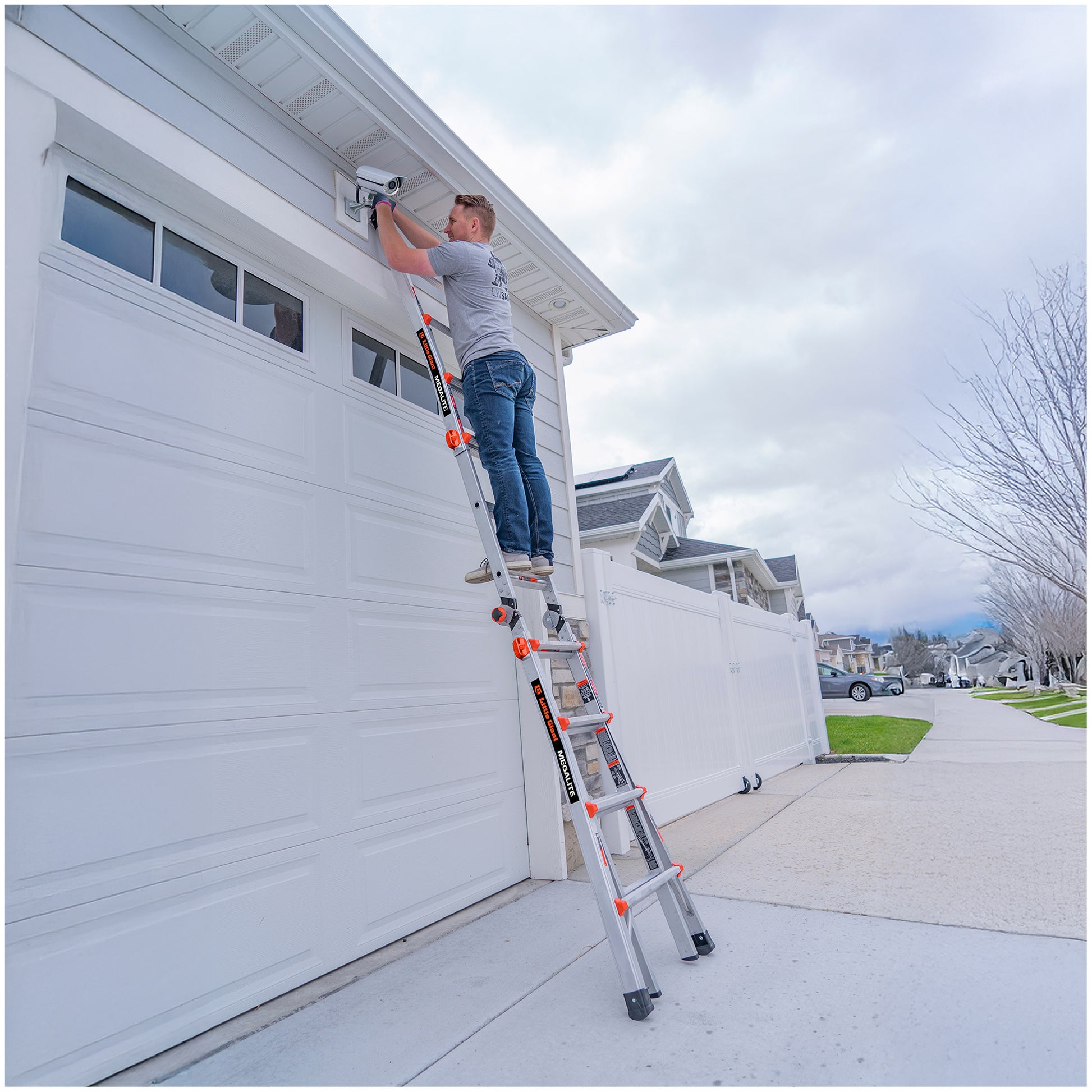 LITTLE GIANT LADDER WITH RACK