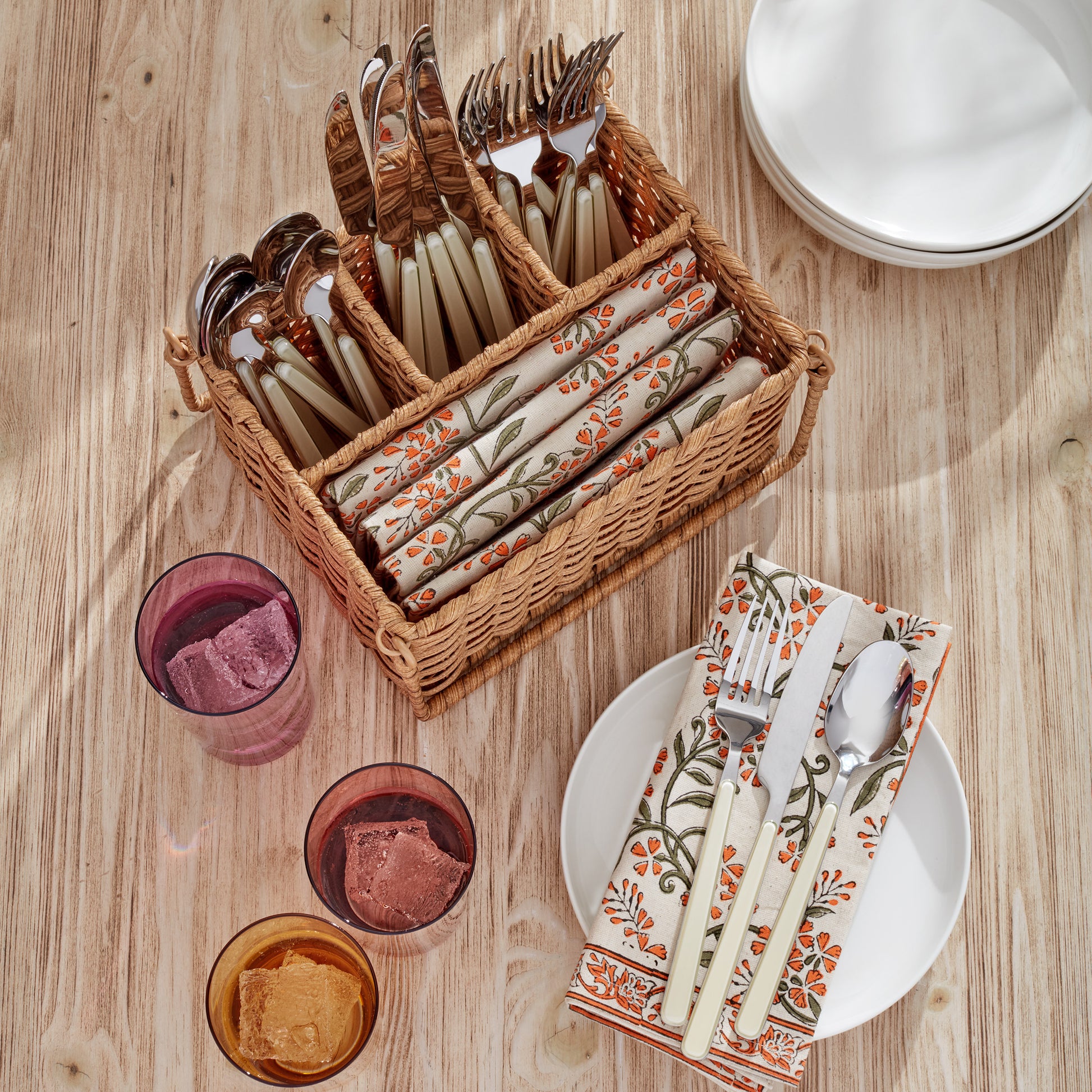 ONEIDA 24-PIECE FLATWARE SET WITH CADDY