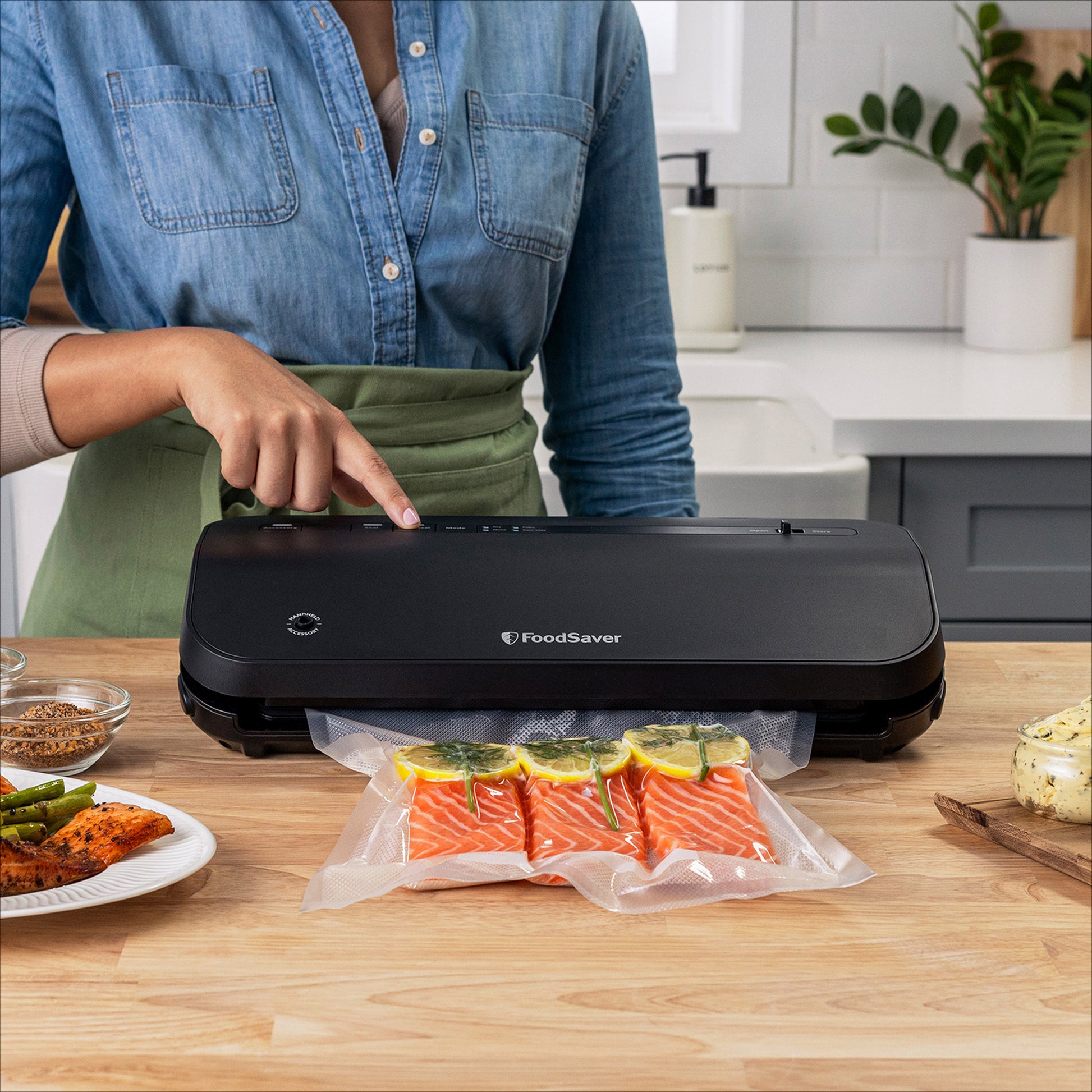 FOODSAVER VS2295 VACUUM SEALER MACHINE WITH BAGS & CONTAINER